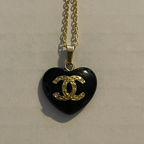 Channel zipper pull. Black heart with gold tone CC. Approximately sz of Quarter. - Picture 9 of 9